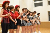 ダンスビデオ収録後に感想を語る古川小夏。