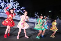 イルミネーションをバックにライブを披露するときめき▽宣伝部。（撮影：笹森健一）
