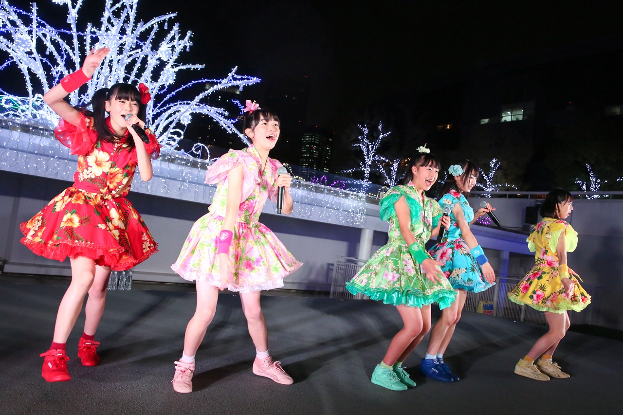 イルミネーションをバックにライブを披露するときめき▽宣伝部。（撮影：笹森健一）