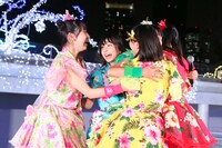 抱き合って喜ぶときめき▽宣伝部。（撮影：笹森健一）