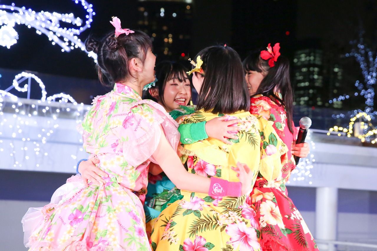 抱き合って喜ぶときめき▽宣伝部。（撮影：笹森健一）