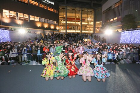 ファンと一緒に記念撮影するときめき▽宣伝部。（撮影：笹森健一）