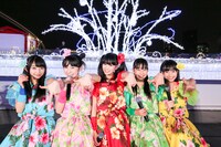 「7」のポーズで記念撮影するときめき▽宣伝部。（撮影：笹森健一）