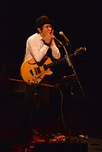 ルーパーで雄叫びを何重にも重ねてカオスなサウンドを作り上げる田島貴男。