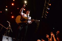 ステージを駆け回る田島貴男。