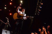 ステージを駆け回る田島貴男。