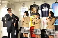 左からタワーレコード嶺脇育夫代表取締役社長、磯野莉音、大賀咲希、白井沙樹。