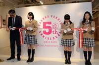 テープカットの様子。