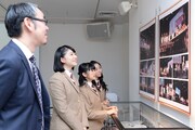 展示を眺めるタワーレコード嶺脇育夫代表取締役社長、磯野莉音、大賀咲希、白井沙樹。