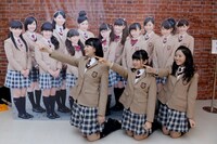 パネルの前で「夢に向かって」のポーズを取る左から磯野莉音、大賀咲希、白井沙樹。