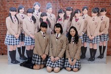 さくら学院のパネルと大賀咲希、磯野莉音、白井沙樹。