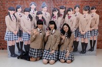 さくら学院のパネルと大賀咲希、磯野莉音、白井沙樹。