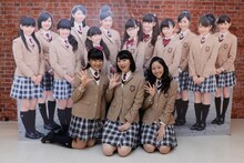 さくら学院のパネルと大賀咲希、磯野莉音、白井沙樹。