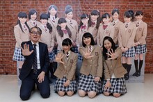 左からタワーレコード嶺脇育夫代表取締役社長、大賀咲希、磯野莉音、白井沙樹。