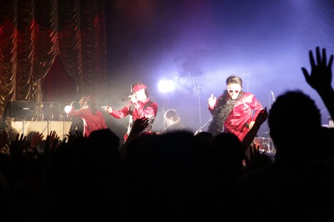 「逗子三兄弟 5th Anniversary & Tour Final ONEMAN Live in TOKYO『三匹の子ブタ ~伝説はここから始まった~』」の様子。(Photo by Mishimagick)