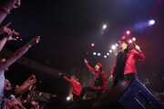 「逗子三兄弟 5th Anniversary & Tour Final ONEMAN Live in TOKYO『三匹の子ブタ ~伝説はここから始まった~』」の様子。(Photo by Mishimagick)