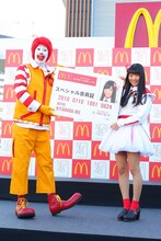 左からドナルド・マクドナルド、北原里英。(c)AKS