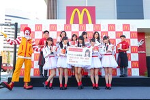 昨日12月1日に新潟・マクドナルド新潟万代店にて実施された「マクドナルド×NGT48 コラボレーションキャンペーン 『チキンマックナゲット48ピース』 発売記念イベント」の様子。(c)AKS