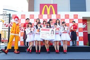 昨日12月1日に新潟・マクドナルド新潟万代店にて実施された「マクドナルド×NGT48 コラボレーションキャンペーン 『チキンマックナゲット48ピース』 発売記念イベント」の様子。(c)AKS