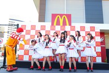 昨日12月1日に新潟・マクドナルド新潟万代店にて実施された「マクドナルド×NGT48 コラボレーションキャンペーン 『チキンマックナゲット48ピース』 発売記念イベント」の様子。(c)AKS