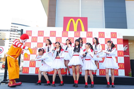 昨日12月1日に新潟・マクドナルド新潟万代店にて実施された「マクドナルド×NGT48 コラボレーションキャンペーン 『チキンマックナゲット48ピース』 発売記念イベント」の様子。(c)AKS