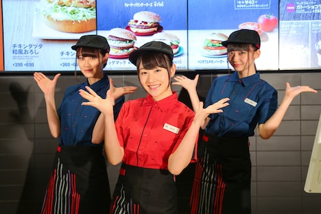 左から西潟茉莉奈、加藤美南、荻野由佳。(c)AKS