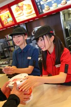 左から荻野由佳、中井りか。(c)AKS