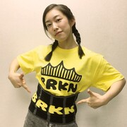 「BRKN ハラマキ」を巻いた岡本真依。