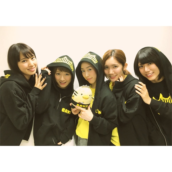 「BRKN パーカー」を着たひめキュンフルーツ缶。