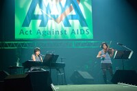 左から岸谷香、高嶋ちさ子。（写真提供：アミューズ）