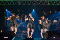 左から森カンナ、吉高由里子、近藤春菜（ハリセンボン）。（写真提供：アミューズ）