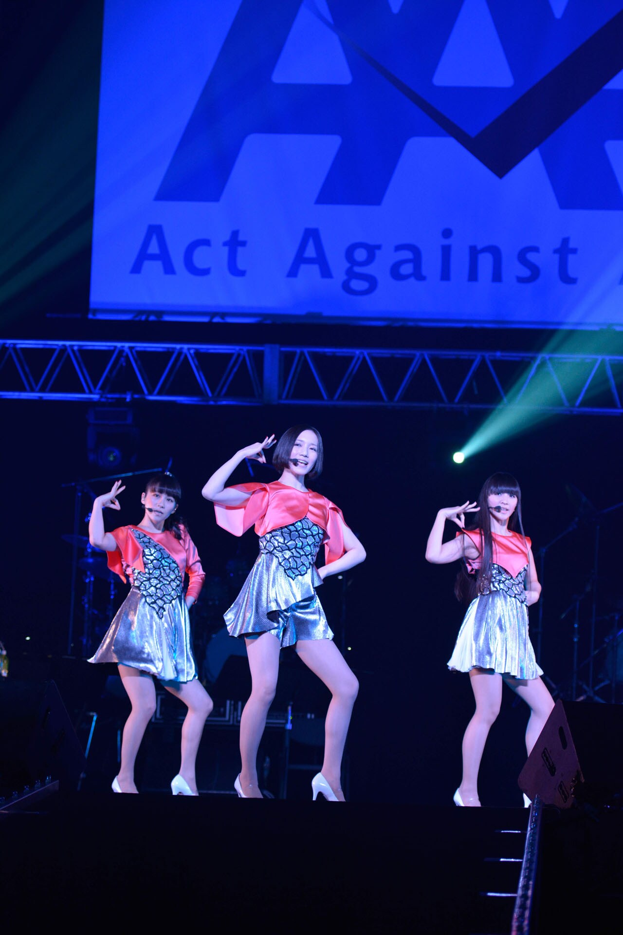 ニセ3人娘”も来た！23年目の「AAA」でPerfume、ポルノ、神木隆之介ら