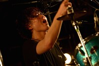 池本雄季（Dr, Cho）（撮影：半田安政[showcase]）