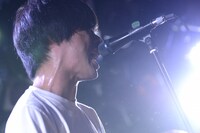 庵原将平（Vo, B）（撮影：半田安政[showcase]）