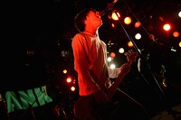 庵原将平（Vo, B）（撮影：半田安政[showcase]）