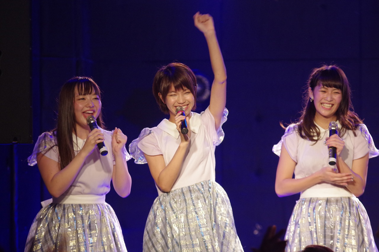 「LinQ 全国出前公演～始めました～」を開催することを発表する天野なつ。（写真提供：ジョブ・ネット）