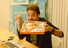 会場に用意されたビールとピザを掲げるKenta Koie（Crossfaith）。