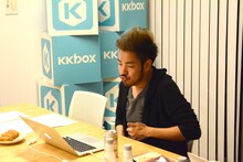 再生中の楽曲のフレーズを口ずさむKenta Koie（Crossfaith）。