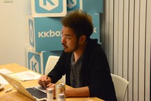 会場スタッフと話すKenta Koie（Crossfaith）。