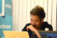 ファンのコメントを見て笑みを浮かべるKenta Koie（Crossfaith）。