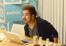 会場スタッフと話すKenta Koie（Crossfaith）。