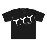 先行受付限定デザインの「YYY」ロゴTシャツ。