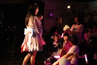 ファンからケーキを受け取るもね。（写真提供：YOU'LL RECORDS）