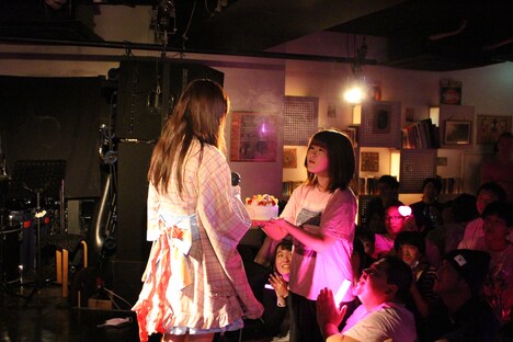 ファンからケーキを受け取るもね。（写真提供：YOU'LL RECORDS）