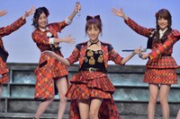 「唇にBe My Baby」でセンターに立つ高橋みなみ（中央）。 (c)TBSテレビ