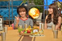 左より高橋みなみ、小嶋陽菜。 (c)TBSテレビ