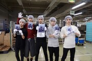 工場でCDにサインを入れたXOX。