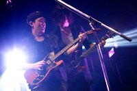 左からSho（G）、Teru（G）。（Photo by Kohei Suzuki）