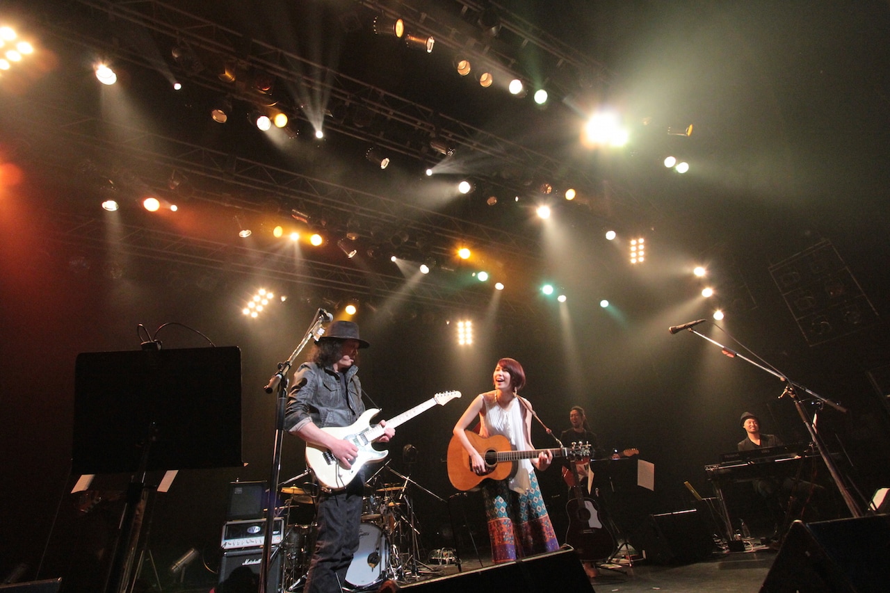 丸本莉子「丸本莉子ワンマンLIVE～ココロ予報 雨のち晴れ～」で共演する丸本莉子（右）と手島いさむ（左）。（写真提供：ビクターエンタテインメント）