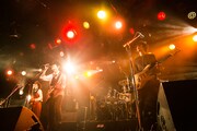 「1st Full Album スーパーリアリズム release Tour『みんなでウソツカナイト』」渋谷CLUB QUATTRO公演の様子。（撮影：山野浩司）